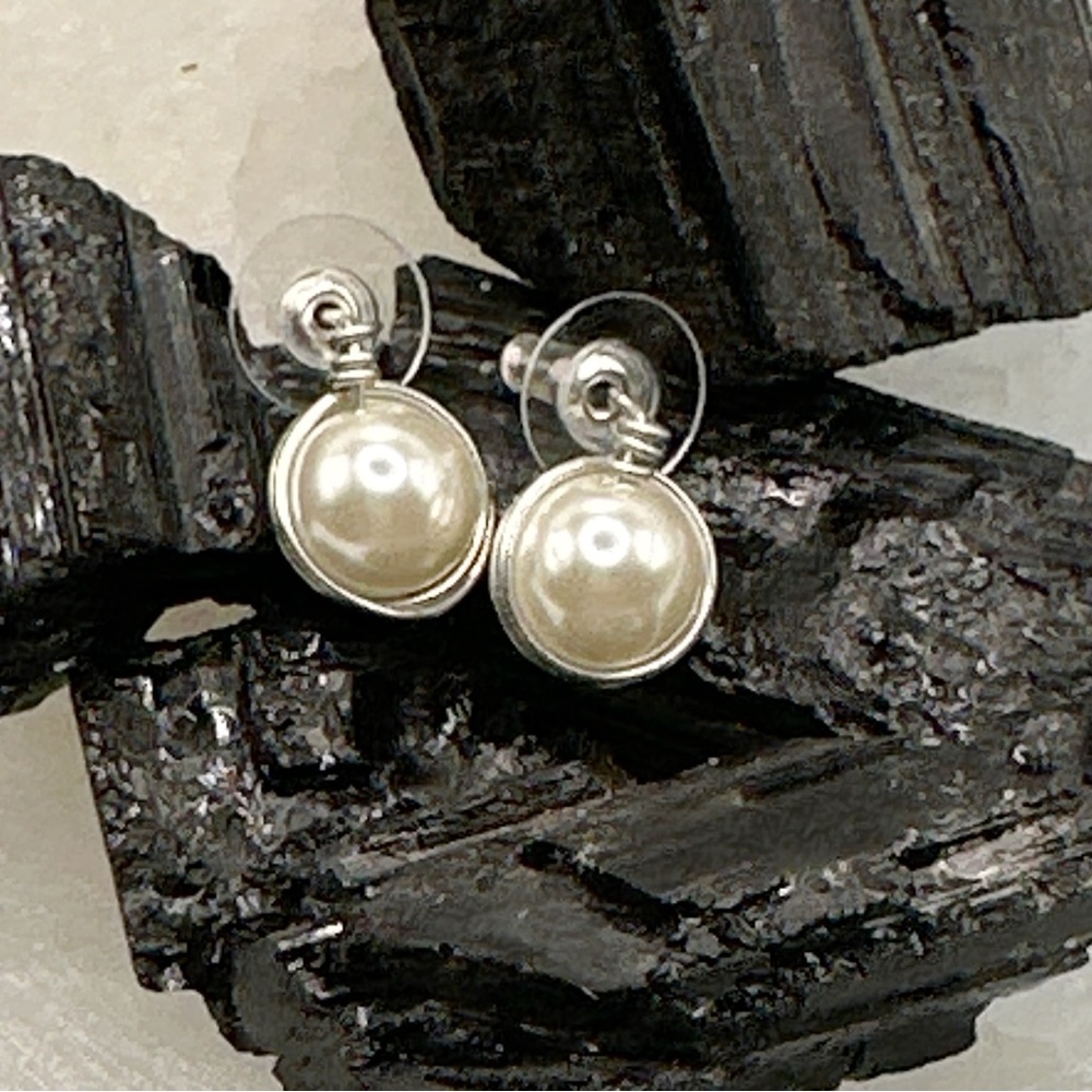 Pearl spheres silver halo stud earrings/coastal grandma style - Picture 2 of 4